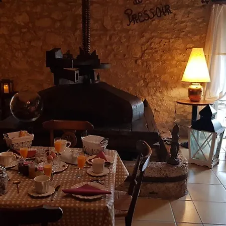 לינה וארוחת בוקר La Demeure Du Pressoir