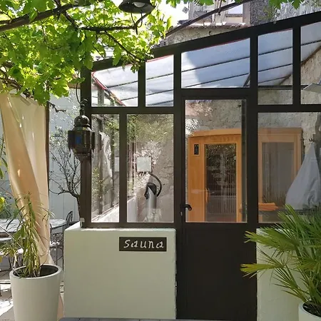 La Demeure Du Pressoir Bed & Breakfast 4*