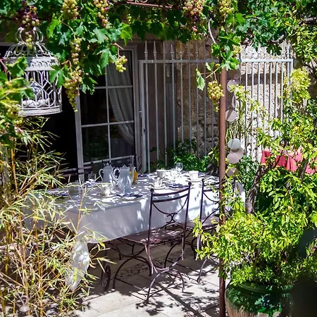 La Demeure Du Pressoir Couette-café 3*